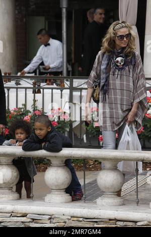 Il top model Heidi Klum visita il centro commerciale Grove con sua madre Erna e papà Gunther, dove camminarono con i figli di Heidi, la figlia Leni, i figli Henry e Johan e la dolce figlia Lou che indossava simpatici lederhosen. Durante il loro viaggio Heidi fece anche alcuni acquisti di vestiti. Los Angeles, California. 03/19/11. Foto Stock