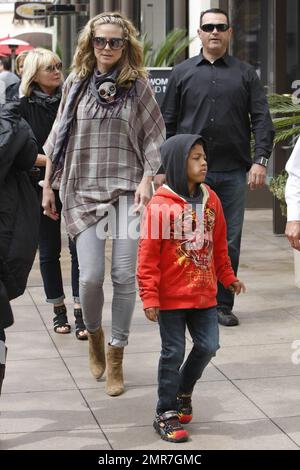 Il top model Heidi Klum visita il centro commerciale Grove con sua madre Erna e papà Gunther, dove camminarono con i figli di Heidi, la figlia Leni, i figli Henry e Johan e la dolce figlia Lou che indossava simpatici lederhosen. Durante il loro viaggio Heidi fece anche alcuni acquisti di vestiti. Los Angeles, California. 03/19/11. Foto Stock