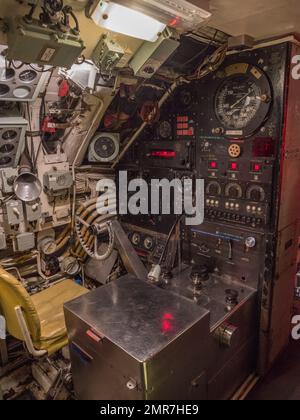 Vista generale della sala di controllo all'interno di HMS Ocelot nel Dockyard storico Chatham, Kent, Regno Unito. Foto Stock