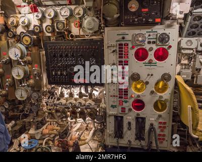 Vista generale della sala di controllo all'interno di HMS Ocelot nel Dockyard storico Chatham, Kent, Regno Unito. Foto Stock