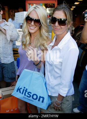 Heidi Montag e sua madre lasciarono il ragazzo Spencer Pratt a casa per invadere Robertson Blvd. In una stravaganza di shopping a West Hollywood, CA. 8/11/08. Foto Stock