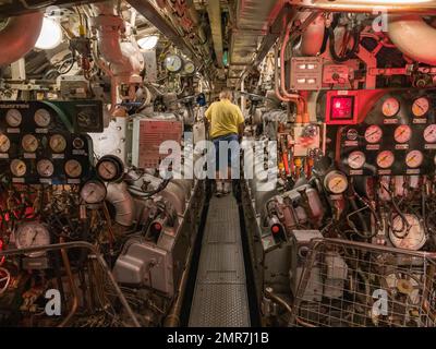 All'interno della sala macchine di HMS Ocelot nel cantiere storico Chatham, Kent, Regno Unito. Foto Stock