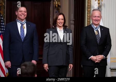 Washington, DC, USA, 31 gennaio 2023.il Vice Presidente degli Stati Uniti Kamala Harris (C) assegna la Medaglia d'onore spaziale del Congresso a due ex astronauti della NASA, Robert Behnken (L) e Douglas Hurley (R), Nel corso di una cerimonia nella Sala dei Trattati Indiani dell'Eisenhower Executive Office Building nel complesso della Casa Bianca a Washington, DC, USA, 31 gennaio 2023. Douglas Hurley e Robert Behnken hanno ricevuto la Medaglia d’onore spaziale del Congresso per il loro ruolo nella Missione dimostrativa SpaceX della NASA (Demo-2 2) alla Stazione spaziale Internazionale nel 2020. Foto Stock