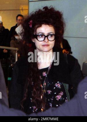 L'attrice Helena Bonham carter arriva all'aeroporto di Londra Heathrow dopo un volo a lungo raggio da Los Angeles. Bonham carter ha partecipato ai Golden Globe Awards la domenica, dove il suo film 'The King's Speech' è stato nominato per sette premi. Il film supera anche le candidature con 14 per i BAFTA Awards di quest'anno che si terranno domenica 13 febbraio. Londra, Regno Unito. 1/18/11. Foto Stock