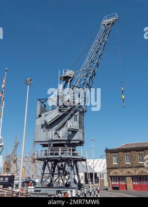 Una gru da cantiere Stothert e Pitt nello storico cantiere navale Chatham, Kent, Regno Unito. Foto Stock