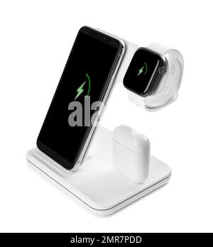 Set di gadget in carica con pad wireless isolato su bianco Foto Stock