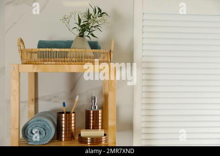 Scaffalatura con articoli da toeletta in un elegante bagno interno Foto Stock