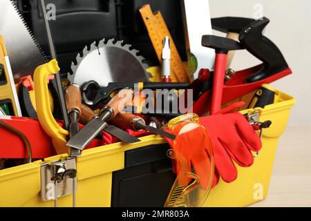 Box con diversi utensili da falegname, vista primo piano Foto Stock