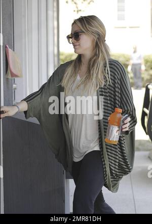 Hilary Duff si sta assicurando di prendersi cura di se stessa durante la sua gravidanza andando in una classe pilates a Studio City. Duff è incinta con il suo primo bambino con il marito del giocatore di hockey Mike Comrie. La stella è stata costretta a uscire dal nuovo film di Bonnie e Clyde a causa di conflitti di programmazione. Los Angeles, California. 9th settembre 2011. Foto Stock