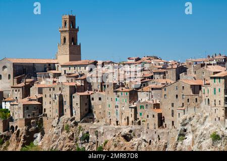 Pitigliano ha un'importante sinagoga e comunità ebraica. Altri punti di riferimento sono il Duomo dei Santi Pietro e Paolo, la chiesa di Santa Maria e T. Foto Stock