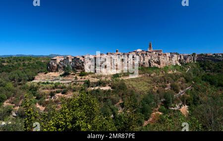 Pitigliano ha un'importante sinagoga e comunità ebraica. Altri punti di riferimento sono il Duomo dei Santi Pietro e Paolo, la chiesa di Santa Maria e T. Foto Stock