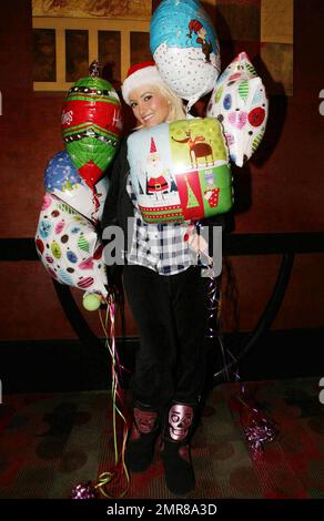 Modello Playboy, ex ragazza di Hugh Hefner e realtà TV star Holly Madison indossa un cappello di Santa e posa con palloncini vacanza al Platinum Hotel per promuovere il Holly Jolly Christmas Toy Drive a beneficio dei giocattoli per i giocattoli. Las Vegas, Nevada. 12/17/10. Foto Stock