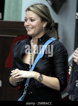 ESCLUSIVO!! La modella si è trasformata in attrice, Holly Valance, lascia South Beach dopo aver fatto il check-out dal suo hotel di lusso dove era stata con il suo ragazzo Nick Candy e amici. Valance, meglio conosciuta per la sua figura bikini, era in buoni spiriti e godette un piacevole pranzo prima di lasciare la città e dire i suoi saluti. Miami Beach, Florida. 12/29/10 Foto Stock