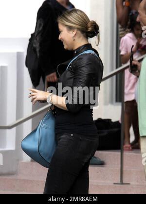 ESCLUSIVO!! La modella si è trasformata in attrice, Holly Valance, lascia South Beach dopo aver fatto il check-out dal suo hotel di lusso dove era stata con il suo ragazzo Nick Candy e amici. Valance, meglio conosciuta per la sua figura bikini, era in buoni spiriti e godette un piacevole pranzo prima di lasciare la città e dire i suoi saluti. Miami Beach, Florida. 12/29/10 Foto Stock