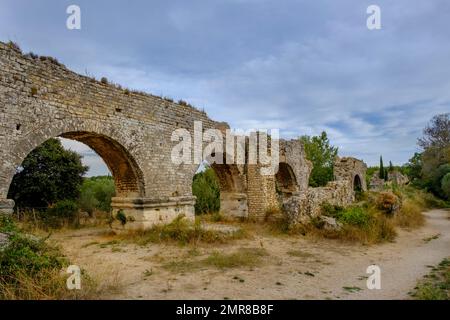 Aqueduc Romain de Barbegal vicino Fontvieille, Département Bouches-du-Rhôn, Provence-Alpes-Cote d'Azur, Francia, Europa Foto Stock