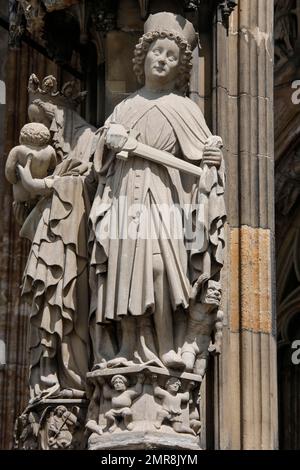 Cattedrale di Ulm, St Martin sul pilastro libero meridionale del portale occidentale, figura di pietra con spada, scultura, Ulm, Baden-Württemberg, Germania, Europa Foto Stock
