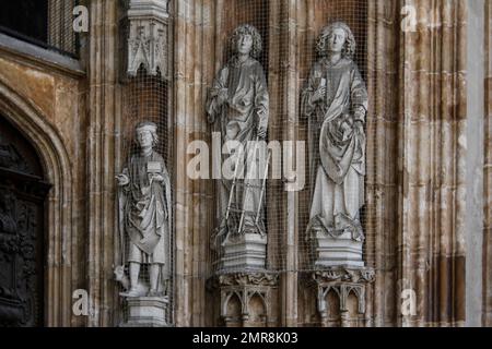 Ulm Minster, sculture, figure in pietra sul portale principale, portale ovest, Ulm, Baden-Württemberg, Germania, Europa Foto Stock