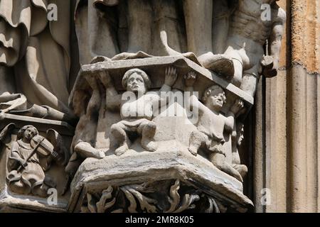 Ulm Minster, St. La console di Martin sul pilastro libero meridionale del portale occidentale, figure in pietra, dettagli, Ulm, Baden-Württemberg, Germania, Europa Foto Stock