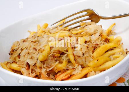 Cucina sveva, Bubaspitzle con crauti, Schupfnudeln, tagliatelle di pasta di patate, piatto, forchetta, Germania, Europa Foto Stock