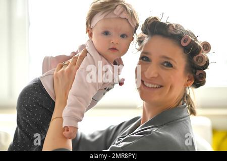 Madre con i ricci nei suoi capelli, coccolando con figlia, bambino, bambino, ragazza, 5 mesi, Baden-Württemberg, Germania, Europa Foto Stock