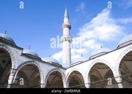 Suleymaniye Moschea minareto e cupole fuori intorno cortile con cielo blu e nuvoloso. Cielo e sfondo minareto. Foto Stock