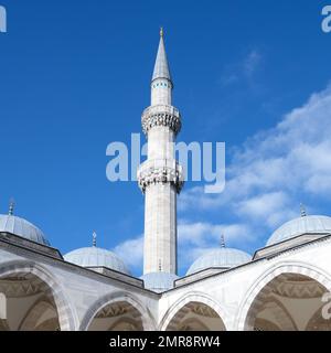 Suleymaniye Moschea minareto e cupole fuori intorno cortile con cielo blu e nuvoloso. Cielo e sfondo minareto. Foto Stock