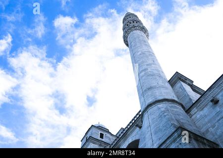 Moschea Suleymaniye Minareto all'esterno intorno cortile con cielo blu e nuvoloso. Cielo e sfondo minareto. Messa a fuoco selettiva dell'area. Foto Stock