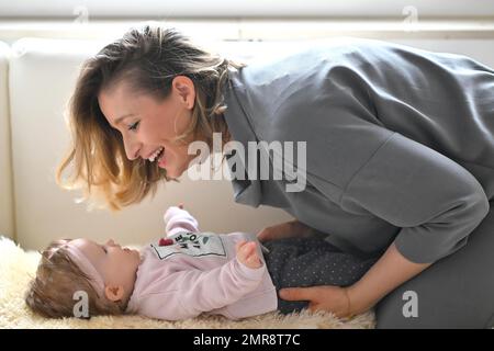 Madre con figlia, bambino, bambino, ragazza, 5 mesi, Baden-Württemberg, Germania, Europa Foto Stock