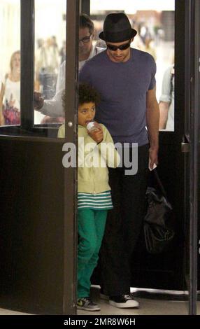 Hugh Jackman e suo figlio Oscar Maximillian arrivano all'aeroporto internazionale di Los Angeles dopo un volo da New York. I due sono incontrati dal loro autista che li saluta calorosamente con un abbraccio. Los Angeles, CA, 6/5/09. . Foto Stock