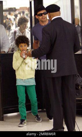 Hugh Jackman e suo figlio Oscar Maximillian arrivano all'aeroporto internazionale di Los Angeles dopo un volo da New York. I due sono incontrati dal loro autista che li saluta calorosamente con un abbraccio. Los Angeles, CA, 6/5/09. . Foto Stock