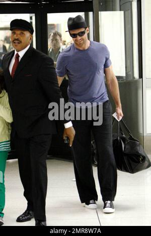 Hugh Jackman e suo figlio Oscar Maximillian arrivano all'aeroporto internazionale di Los Angeles dopo un volo da New York. I due sono incontrati dal loro autista che li saluta calorosamente con un abbraccio. Los Angeles, CA, 6/5/09. . Foto Stock