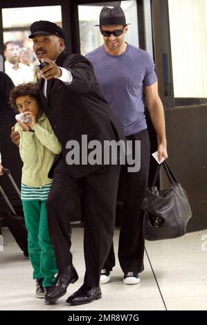 Hugh Jackman e suo figlio Oscar Maximillian arrivano all'aeroporto internazionale di Los Angeles dopo un volo da New York. I due sono incontrati dal loro autista che li saluta calorosamente con un abbraccio. Los Angeles, CA, 6/5/09. . Foto Stock