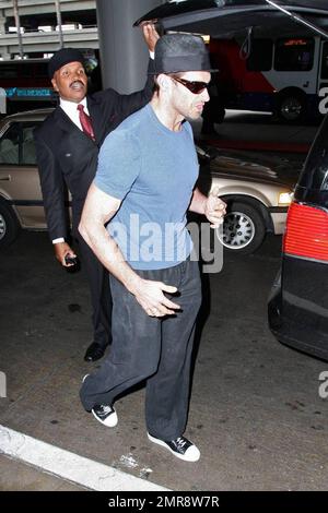 Hugh Jackman e suo figlio Oscar Maximillian arrivano all'aeroporto internazionale di Los Angeles dopo un volo da New York. I due sono incontrati dal loro autista che li saluta calorosamente con un abbraccio. Los Angeles, CA, 6/5/09. . Foto Stock