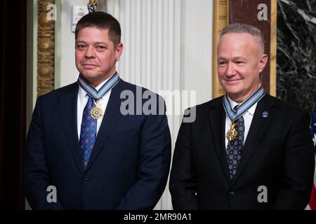 Washington, DC, USA, 31 gennaio 2023. Gli ex astronauti della NASA, Robert Behnken (L) e Douglas Hurley (R), ricevono la medaglia d'onore del Congresso spaziale durante una cerimonia organizzata dal Vice Presidente degli Stati Uniti Kamala Harris (non raffigurata) Nella Sala del Trattato Indiano dell'Eisenhower Executive Office Building nel complesso della Casa Bianca a Washington, DC, USA, 31 gennaio 2023. Douglas Hurley e Robert Behnken hanno ricevuto la Medaglia d’onore spaziale del Congresso per il loro ruolo nella Missione dimostrativa SpaceX della NASA (Demo-2 2) alla Stazione spaziale Internazionale nel 2020. Foto Stock