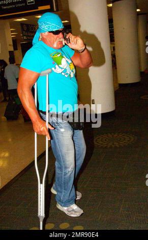 Esclusivo!! Terry Bollea (alias Hulk Hogan) e la ragazza Jennifer McDaniel arrivano all'Aeroporto Internazionale di Miami dopo un volo da Tampa. I due passavano lentamente attraverso il terminale, mentre Hulk camminava con attenzione, utilizzando stampelle a causa di un recente intervento chirurgico alla schiena. Jennifer spinse il carrello bagagli e lo aiutò a navigare nella parte inferiore di una scala mobile prima che i due incontrassero il conducente della loro auto in attesa che si prendeva cura dei loro bagagli. Hogan è stato coinvolto ieri in un argomento di tribunale riscaldato a Tampa con l'avvocato dell'ex-moglie Linda Bollea dopo un'audizione in cui Hulk ha chiesto a un giudice di permettergli l'accesso Foto Stock