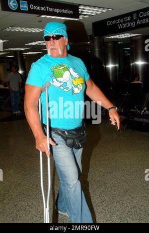 Esclusivo!! Terry Bollea (alias Hulk Hogan) e la ragazza Jennifer McDaniel arrivano all'Aeroporto Internazionale di Miami dopo un volo da Tampa. I due passavano lentamente attraverso il terminale, mentre Hulk camminava con attenzione, utilizzando stampelle a causa di un recente intervento chirurgico alla schiena. Jennifer spinse il carrello bagagli e lo aiutò a navigare nella parte inferiore di una scala mobile prima che i due incontrassero il conducente della loro auto in attesa che si prendeva cura dei loro bagagli. Hogan è stato coinvolto ieri in un argomento di tribunale riscaldato a Tampa con l'avvocato dell'ex-moglie Linda Bollea dopo un'audizione in cui Hulk ha chiesto a un giudice di permettergli l'accesso Foto Stock