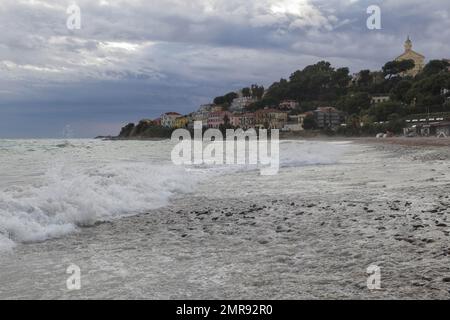 Forti ondate durante la tempesta di rottura sul muro di mare a Sanremo, Liguria, Italia, Europa Foto Stock