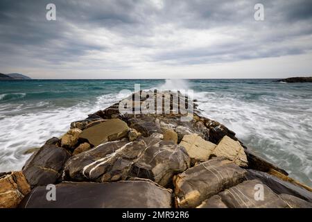 Forti ondate durante la tempesta di rottura sul muro di mare a Sanremo, Liguria, Italia, Europa Foto Stock