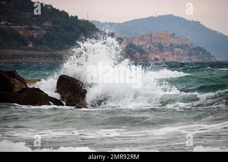 Forti ondate durante la tempesta di rottura sul muro di mare a Sanremo, Liguria, Italia, Europa Foto Stock