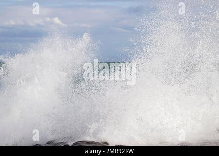 Forti ondate durante la tempesta di rottura sul muro di mare a Sanremo, Liguria, Italia, Europa Foto Stock