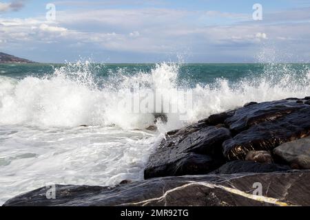 Forti ondate durante la tempesta di rottura sul muro di mare a Sanremo, Liguria, Italia, Europa Foto Stock