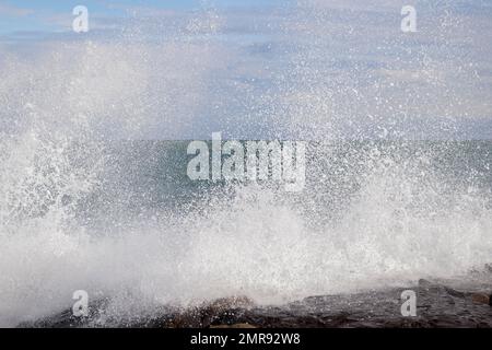 Forti ondate durante la tempesta di rottura sul muro di mare a Sanremo, Liguria, Italia, Europa Foto Stock