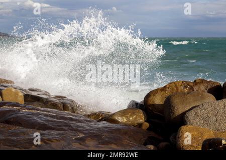 Forti ondate durante la tempesta di rottura sul muro di mare a Sanremo, Liguria, Italia, Europa Foto Stock