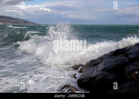 Forti ondate durante la tempesta di rottura sul muro di mare a Sanremo, Liguria, Italia, Europa Foto Stock