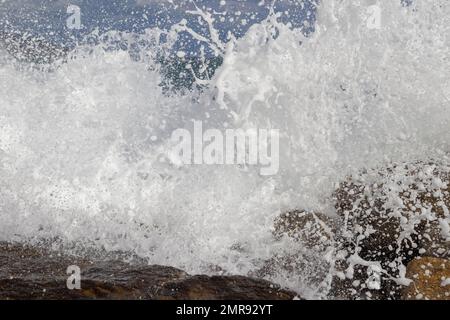 Forti ondate durante la tempesta di rottura sul muro di mare a Sanremo, Liguria, Italia, Europa Foto Stock