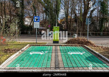 Stazione di ricarica pubblica per veicoli elettrici presso l'ufficio distrettuale di Erding, Baviera, Germania, Europa Foto Stock