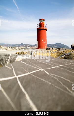 Porto con faro a Porto Maurizio, Imperia, Liguria, Italia, Europa Foto Stock