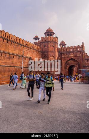 Uno scatto verticale dei turisti e degli edifici antichi all'interno del complesso del Forte Rosso, Delhi, India Foto Stock