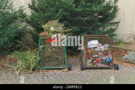 Spazzatura e compost bin, cimitero di Eythstraße, Tempelhof, Berlino, Germania, Europa Foto Stock