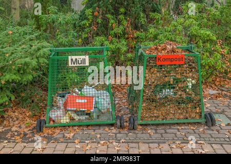 Spazzatura e compost bin, cimitero di Eythstraße, Tempelhof, Berlino, Germania, Europa Foto Stock